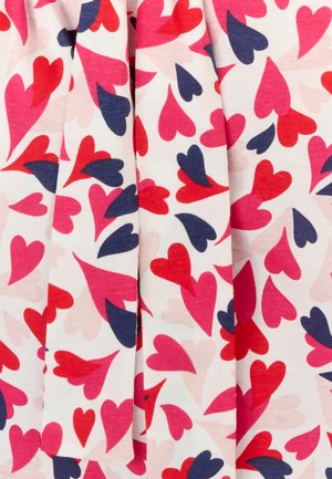 Tissu multicolore présentant des cœurs roses, rouges et bleus marine sur fond crème avec une texture lisse et un léger éclat.