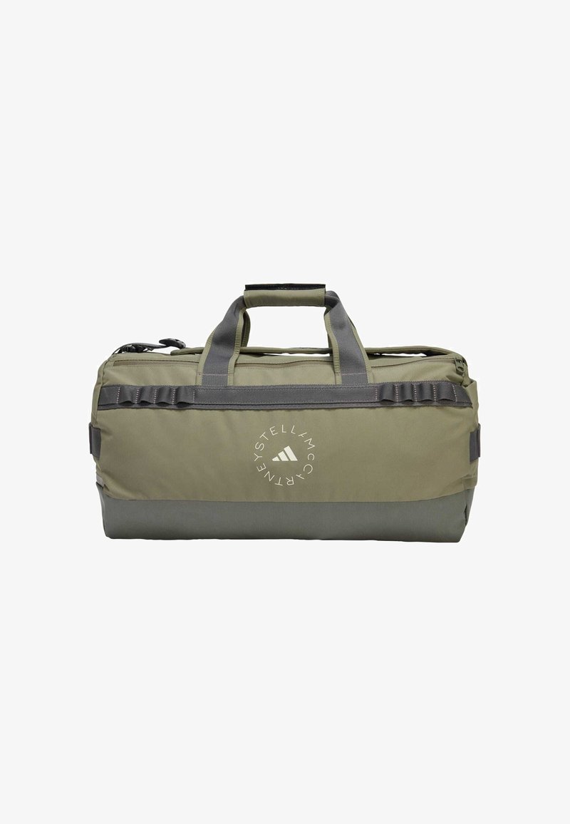 Saco de duffel verde com detalhes cinza escuro, tecido resistente, duas pegas, topo com fecho éclair e logótipo impresso na lateral.