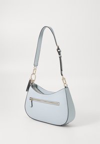 Sac à épaule en cuir bleu clair avec une forme incurvée, quincaillerie dorée et une poche zippée à l'avant. La bandoulière est réglable et comporte un accent noir.