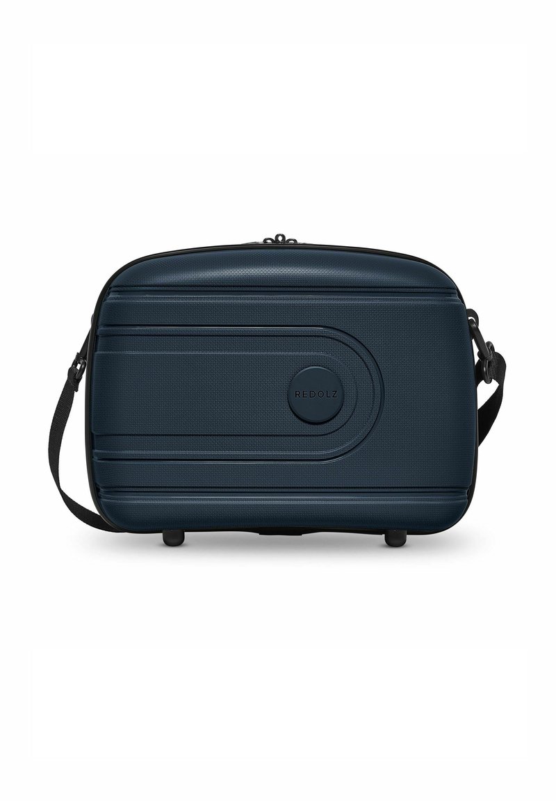 Donkerblauwe rechthoekige tas met textuur, ritssluiting, verstelbare schouderband en rond logo detail. Geschikt voor reizen of opslag.