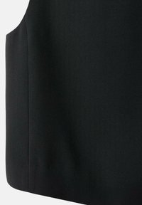 Morceau de tissu noir, forme structurée, texture lisse, sans motifs ni accessoires visibles, présentant un design épuré et minimaliste.