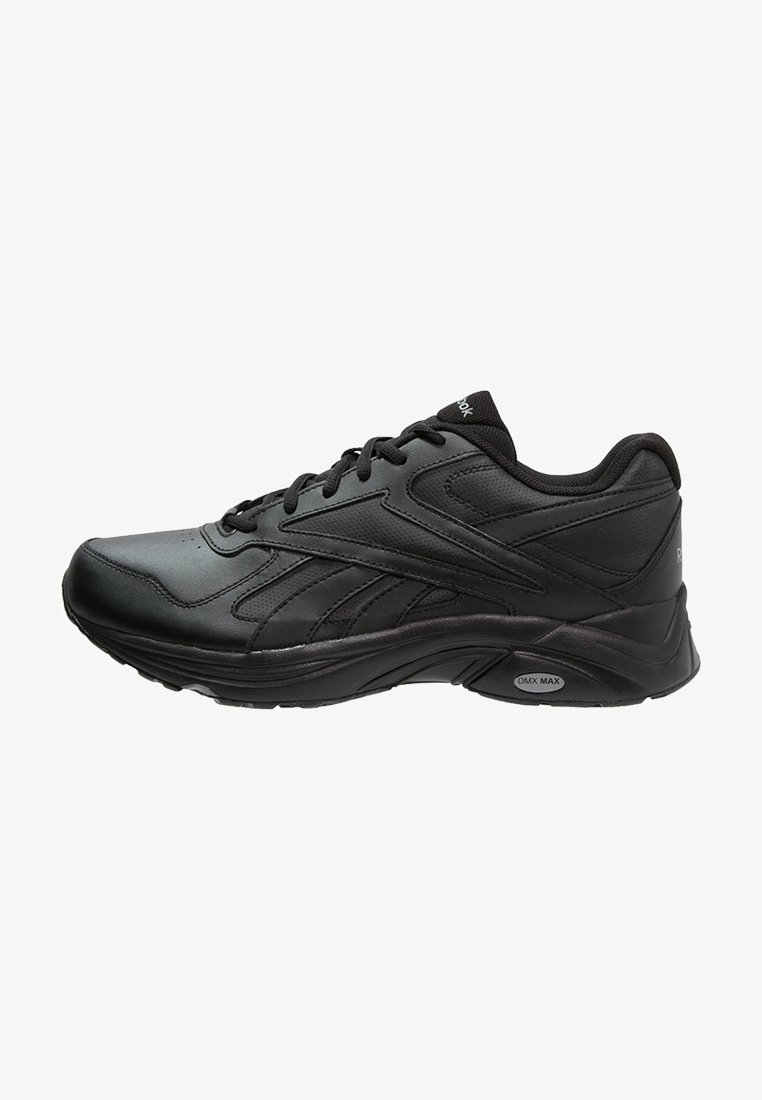 Chaussure de sport noire avec une tige en cuir lisse, des accents texturés, un bout arrondi, un design à lacets et une semelle rembourrée portant la mention "DMX MAX".