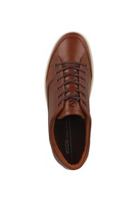 Brune læder sneakers med rund tå, snørelukning, kontrasterende syninger og en cremefarvet gummisål. Indvendig har den et mærke-logo.