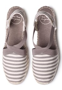 Ribade espadrillid, halli ja kreemika kangaga, millel on ristuvad kangastrapsid ja kootud jute talla. Sile tekstuur ja ümar varvas.