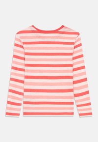 Μακρυμάνικο πουκάμισο με εναλλασσόμενες οριζόντιες ρίγες σε απόχρες κοραλλί και ανοιχτό ροζ, με στρογγυλή λαιμόκοψη και μαλακό, υφασματώδη υλικό.