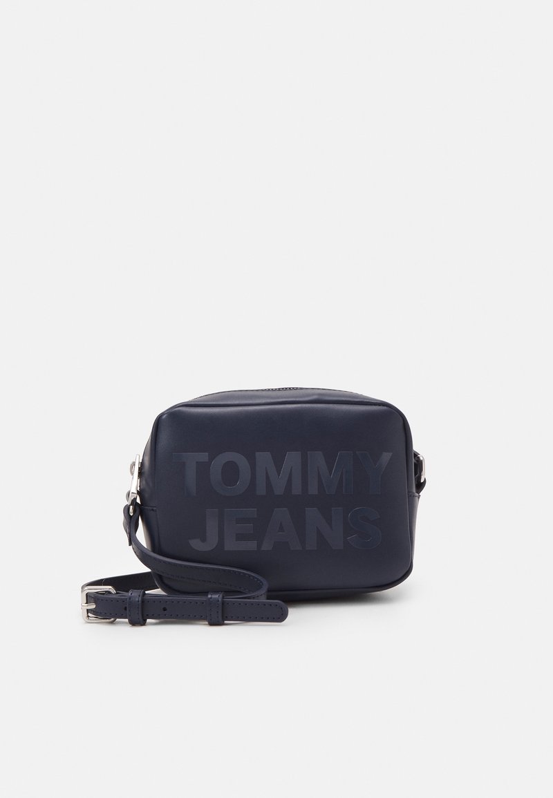 Borsa a tracolla in ecopelle blu navy con logo "TOMMY JEANS" in rilievo, forma rettangolare, tracolla regolabile e chiusura con zip.