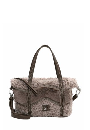 Bolso de piel sintética en un tono beige claro con una superficie texturizada. Cuenta con doble asa, una correa desmontable y un parche con el logotipo en la parte frontal.