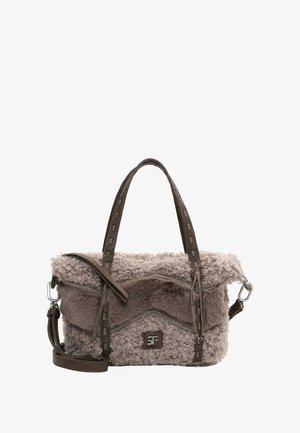 Borsa in finta pelliccia beige chiaro con una superficie testurizzata. Presenta maniglie doppie, una tracolla removibile e una patch con logo sul davanti.