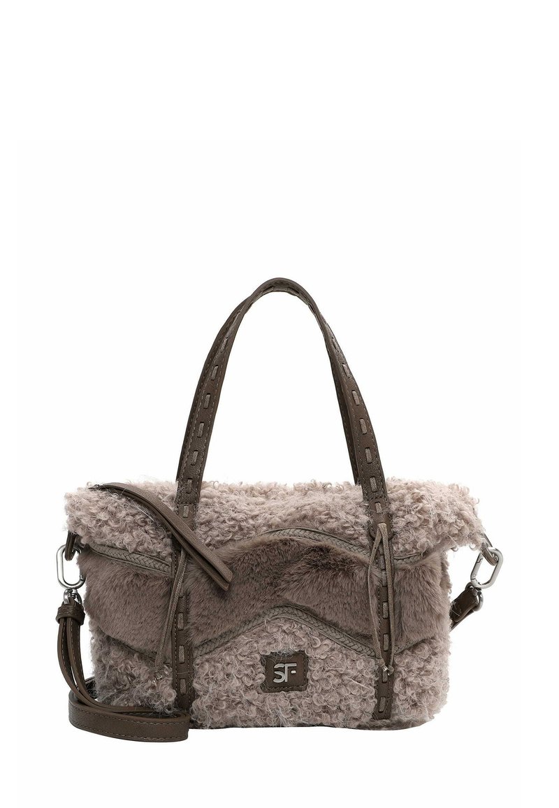 Borsa in finta pelliccia beige chiaro con una superficie testurizzata. Presenta maniglie doppie, una tracolla removibile e una patch con logo sul davanti.