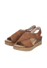 Sandales compensées marron à bout ouvert avec des brides croisées et un design slingback, avec semelles texturées et petit détail logo sur la bride.