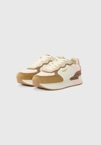 αθλητικά παπούτσια με συνδυασμό μπεζ, καφέ και ανοιχτό ροζ υλικών. Διαθέτουν επάνω μέρος από σουέντ με υφή και χοντρή λευκή σόλα.