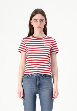 Tricou din bumbac cu dungi roșii și albe, cu mâneci scurte, guler rotund și un mic accent logo pe piept. Croială lejeră.