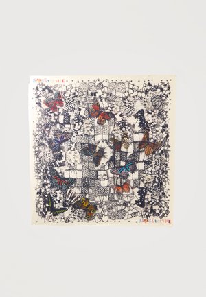 Foulard avec motif mosaïque noir et blanc et illustrations colorées de papillons dispersées sur le design sur un fond clair.