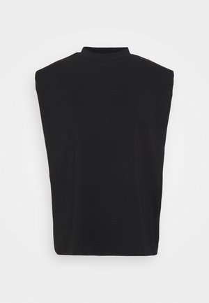 Černý top bez rukávů s vysokým výstřihem, volným střihem a hladkým, měkkým textilním materiálem. Jednoduchý design bez viditelných zapínání či vzorů.