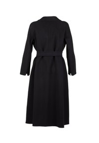 Cappotto di lana nera con un design lungo e fluente, vita cinturata e maniche ampie. Presenta un colletto classico e una schiena pulita e su misura.