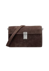Borsa a tracolla rettangolare in suede marrone con chiusura rettangolare in argento e tracolla regolabile su sfondo bianco.
