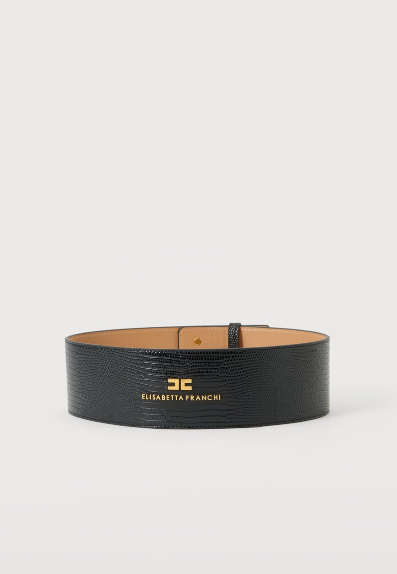 Large ceinture noire texturée avec logo doré Elisabetta Franchi centré sur le devant, présentée sur un fond clair uni.