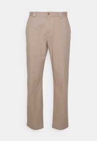 Beige bomuldsbukser med lige pasform, der har knaplukning, bæltestropper og en diskret logodetalje på siden.