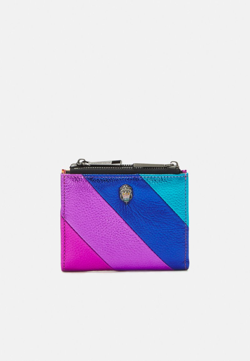 Leren kaarthouder met diagonale strepen in roze, paars en blauw. Bevat een ritsvak en decoratieve hardware accent.