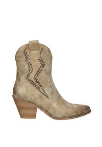 Botte de cow-boy en cuir tan avec une finition texturée, un avant-pointu et un talon empilé. Présente des clous métalliques décoratifs dans un motif en zigzag.