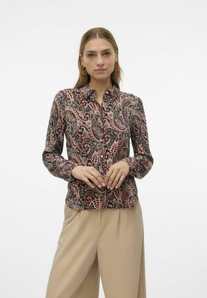 Blusa de manga larga con un patrón de paisley en tonos de negro, rojo y rosa, que presenta un cuello y cierre frontal de botones. Textura de tela suave.