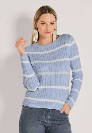 Hellblauer Pullover aus Kabelstrick mit weißen Streifen, weitem Halsausschnitt, gerippten Bündchen und Saum, kombiniert mit blauen Jeans.