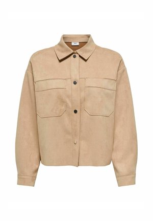 Veste beige en daim à boutons avec deux poches à rabat à l'avant, manches longues et col classique.