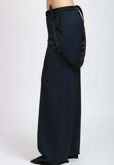 Pantaloni navy a gamba larga con vita in satin nero e dettaglio con fiocco. Tessuto liscio dalla texture leggera, vestibilità su misura.