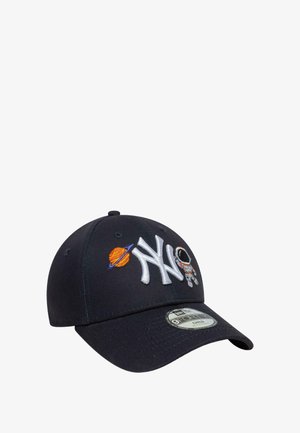 Berretto da baseball blu navy con logo "NY" bianco ricamato, grafica arancione del pianeta e dettaglio astronauta color argento. Materiale in cotone con visiera curva.