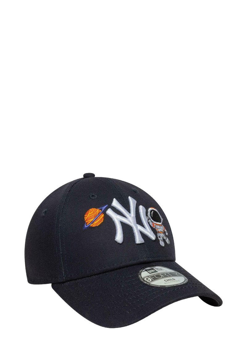 Berretto da baseball blu navy con logo "NY" bianco ricamato, grafica arancione del pianeta e dettaglio astronauta color argento. Materiale in cotone con visiera curva.