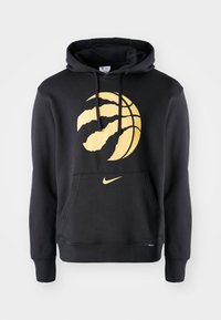Sudadera con capucha negra con un logo de garra de baloncesto estilizado en amarillo y un pequeño swoosh de Nike amarillo encima del bolsillo frontal.