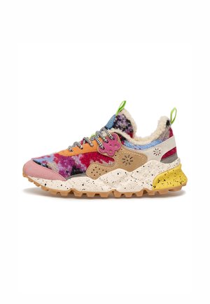 Sneaker multicolore con tomaia in lana, suola beige e gialla macchiata, linguette verdi, lacci a fantasia e decorazioni a forma di fiore.