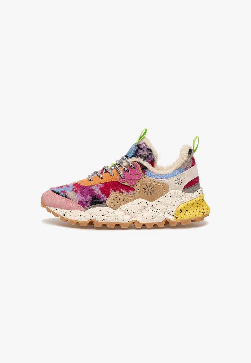 Sneaker multicolore con tomaia in lana, suola beige e gialla macchiata, linguette verdi, lacci a fantasia e decorazioni a forma di fiore.