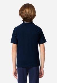 Ναυτικό κοντομάνικο πουκάμισο με υφασμάτινη υφή, διαθέτει λευκό γιακά και χαλαρή εφαρμογή. Καθαρή ετικέτα λογότυπου στο κάτω μέρος.