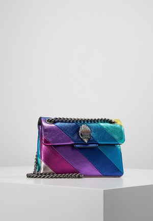 Kleine metalen handtas met diagonale strepen in paars, roze, blauw en groen, met een decoratieve juwelsluiting en een zilveren kettingriem.