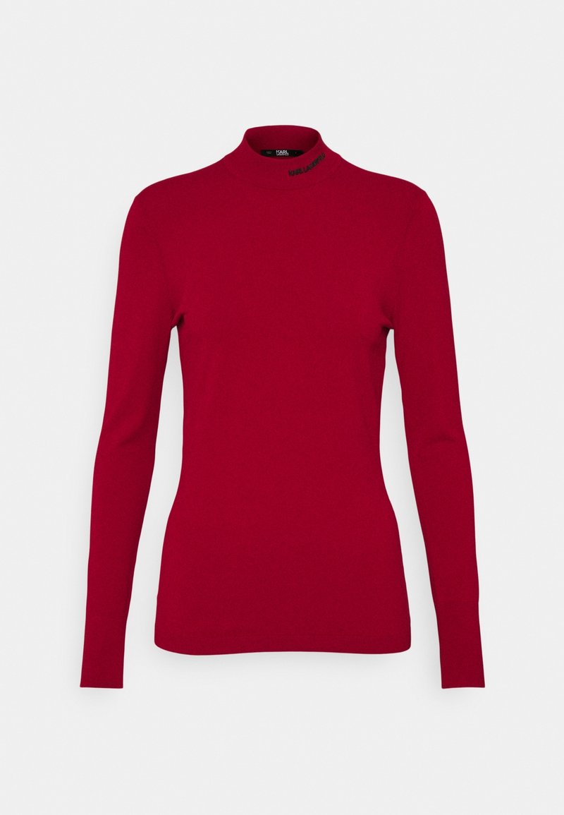 Maglione a maniche lunghe rosso con collo alto realizzato in tessuto morbido. Presenta un design aderente e un logo sottile sul collo. Texture liscia.
