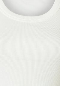 Weißes geripptes Tanktop mit rundem Ausschnitt und feiner Textur. Der Stoff scheint dehnbar und weich zu sein, ideal für Freizeitkleidung.