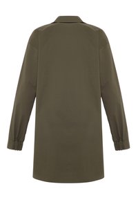 Veste chemise à manches longues vert olive avec un col, des poignets élastiques et une coupe droite. Tissu lisse sans motifs visibles ni détails en métal.