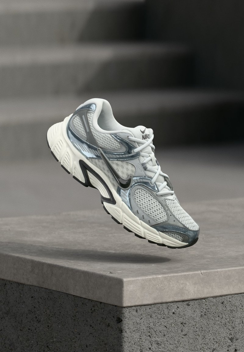 Prishistorik for Nike Sportswear V5 RNR - Sneakers - photon dust/dark smoke grey/smoke grey/light smoke grey/sail/grå