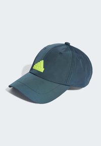 Cappellino da baseball blu scuro realizzato in tessuto liscio, con un logo Adidas in neon verde sporgente sul davanti e una visiera arcuata.