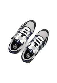 Sportschoenen met een bovenwerk van mesh in grijs- en wittinten, met marineblauwe accenten, zwarte zolen en een hexagonaal logodetail. Geknoopd ontwerp.