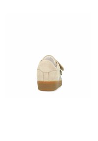 Beige suède sneaker met een ronde hiel en een rubberen gumzool, met een stoffen vetersluiting en minimale stikdetails.