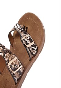 Sandalias de plataforma marrones con correas de estampado de serpiente, que presentan dos hebillas metálicas ajustables y una suave plantilla de ante sintético.