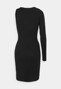 Abito in maglia nera con silhouette aderente, caratterizzato da una manica lunga, scollatura rotonda e una texture liscia. Nessun motivo o accentuazione visibile.
