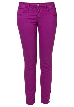 Jeans slim-fit en violet vif, en denim, avec cinq poches, une fermeture à bouton unique et des détails de couture subtils.
