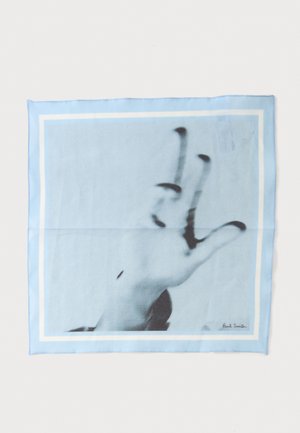 Foulard carré bleu clair avec une photo en noir et blanc d'une main faisant un signe de paix, bordé de lignes blanches.