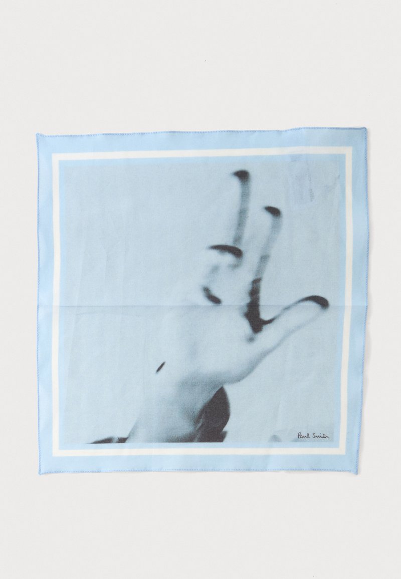 Foulard carré bleu clair avec une photo en noir et blanc d'une main faisant un signe de paix, bordé de lignes blanches.