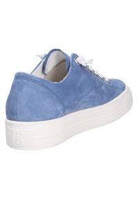 Baskets en daim bleu avec semelle en caoutchouc blanche, bout rond, laçage à l'avant et surpiqûres contrastées le long de la tige. Logo minimaliste sur le talon.