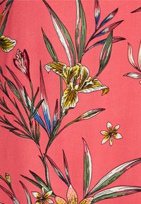 ONLY Petite ONLNOVA LIFE - Blusa - mineral red bright tropical