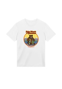 Weißes T-Shirt mit einer Grafik eines Bären, der zwei Kinder vor Bergen und einem See umarmt. Der Text lautet "Freunde im Yellowstone-Nationalpark finden."